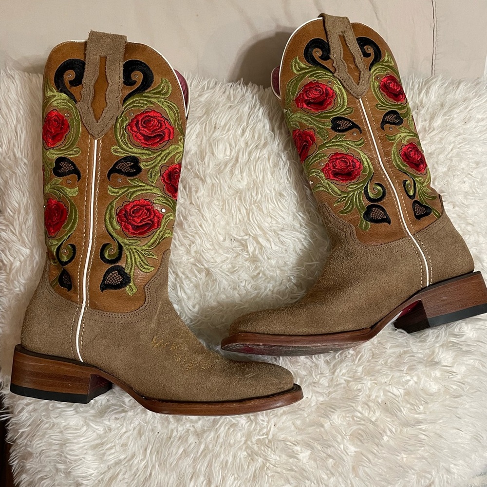 Cowgirl Boots with embroidered Roses